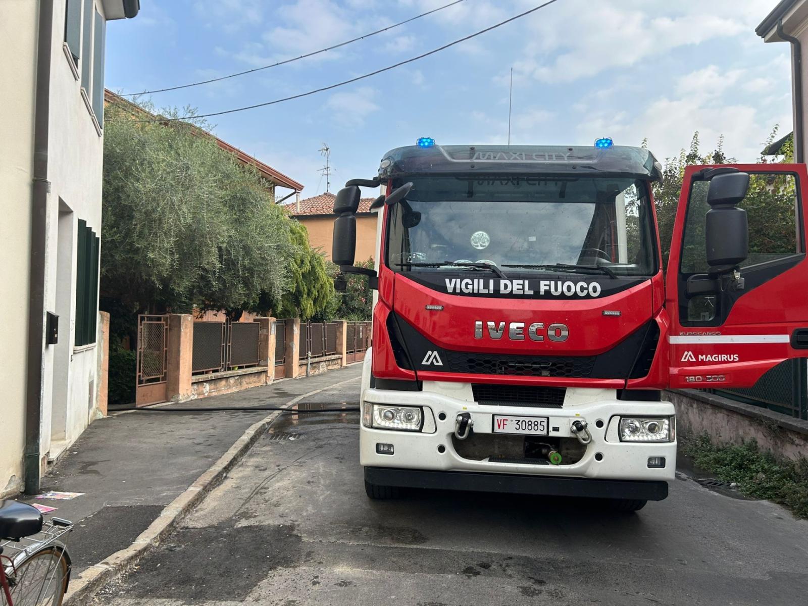 Due auto a fuoco, paura in centro a Rovigo