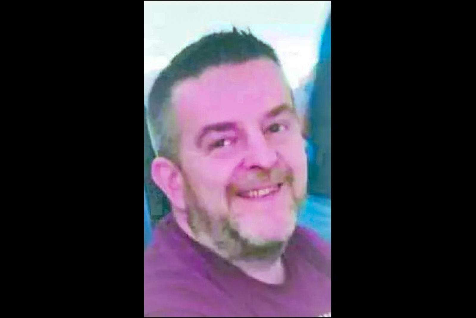 Si accascia e muore mentre monta gli infissi