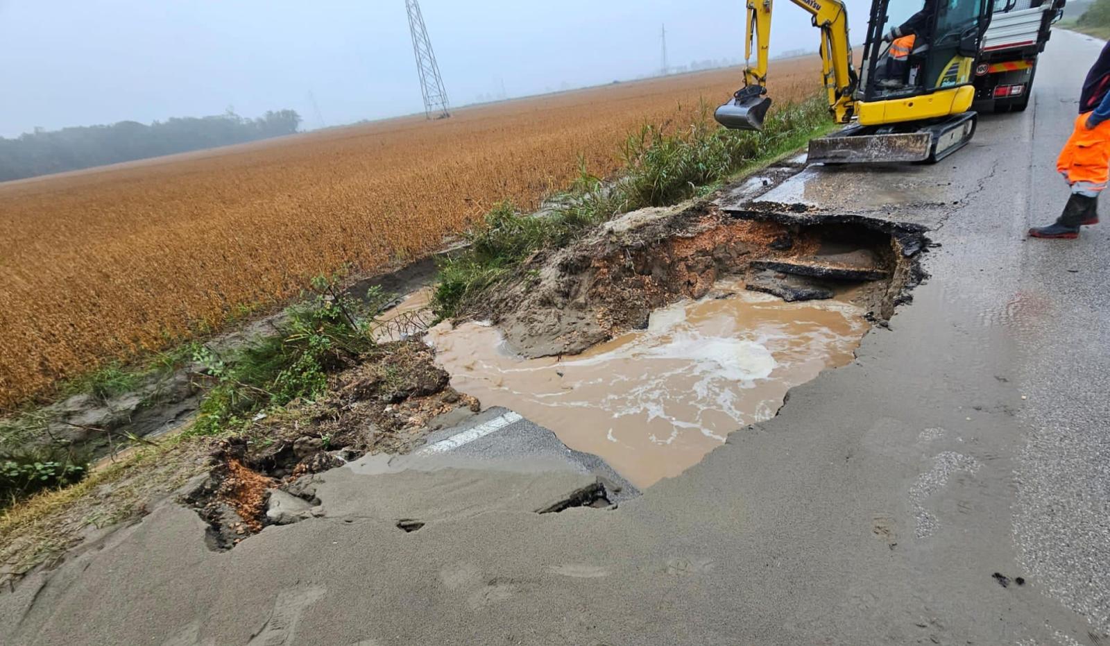 Frana la strada, chiusa via Pirandello