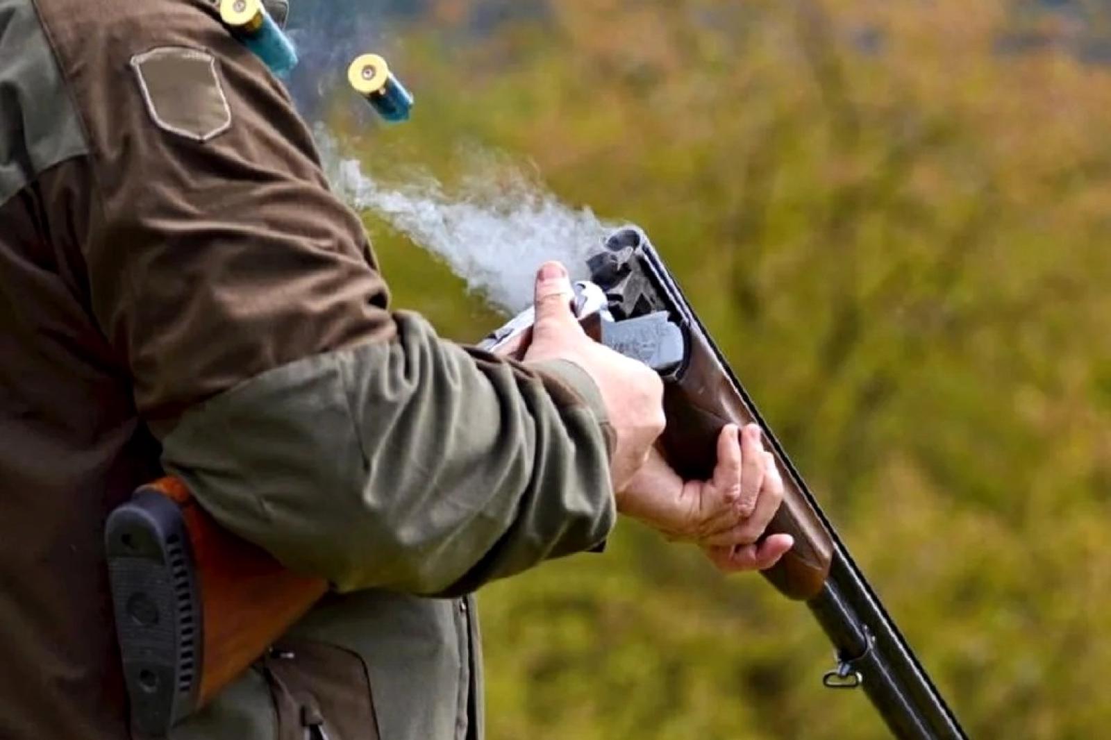 Gli sparano in faccia: ragazzino ferito gravemente dai cacciatori