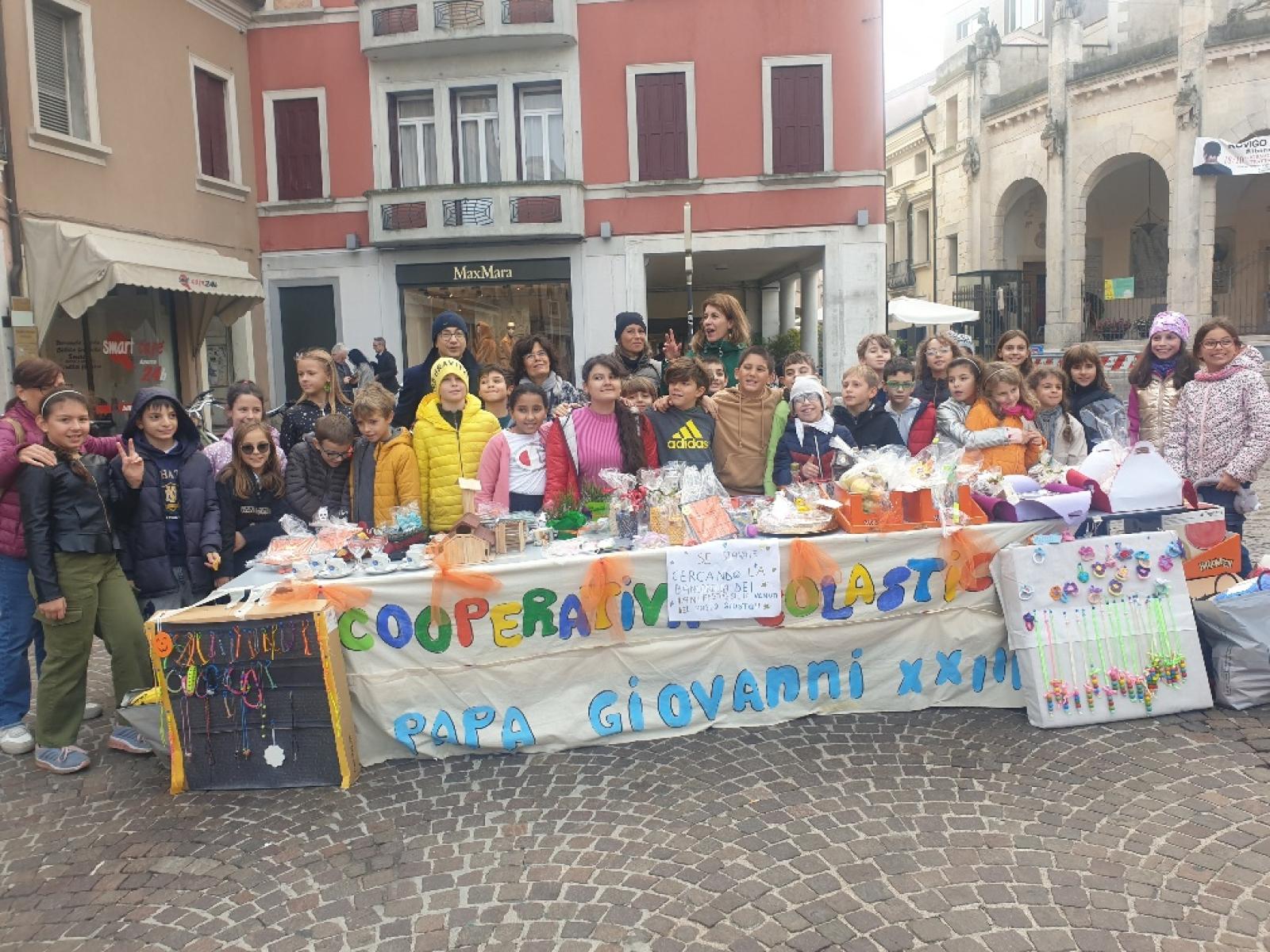 I bambini della scuola Papa Giovanni XXIII al "Mercatino dei Piccoli" 