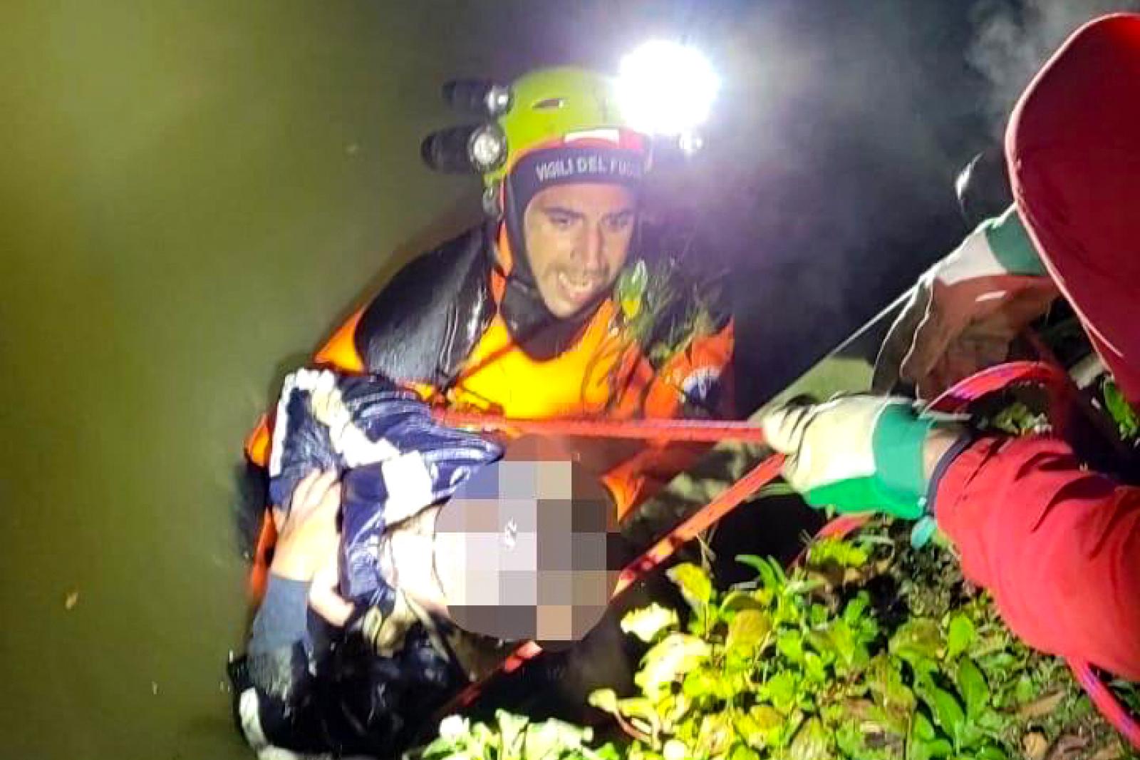 Cade nel canale, lo salvano i sommozzatori dei pompieri