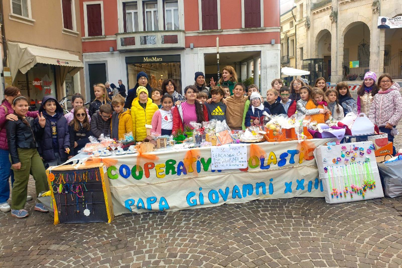 Il mercatino dei piccoli affascina il centro