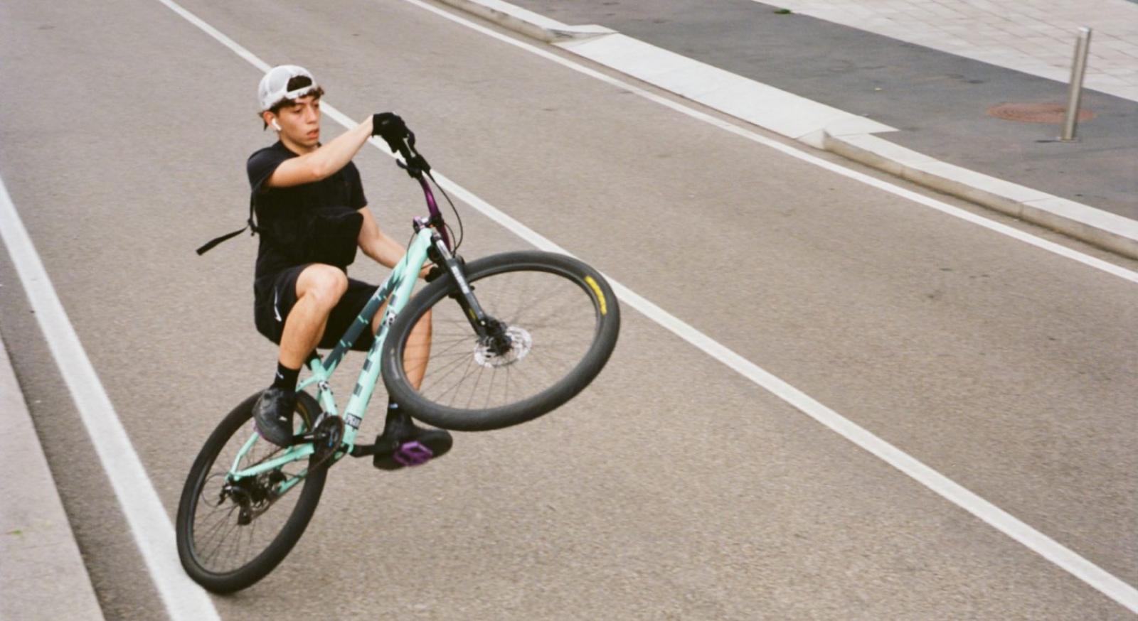 Giovani in bici contro i bus, dietro c'&egrave; una tendenza
