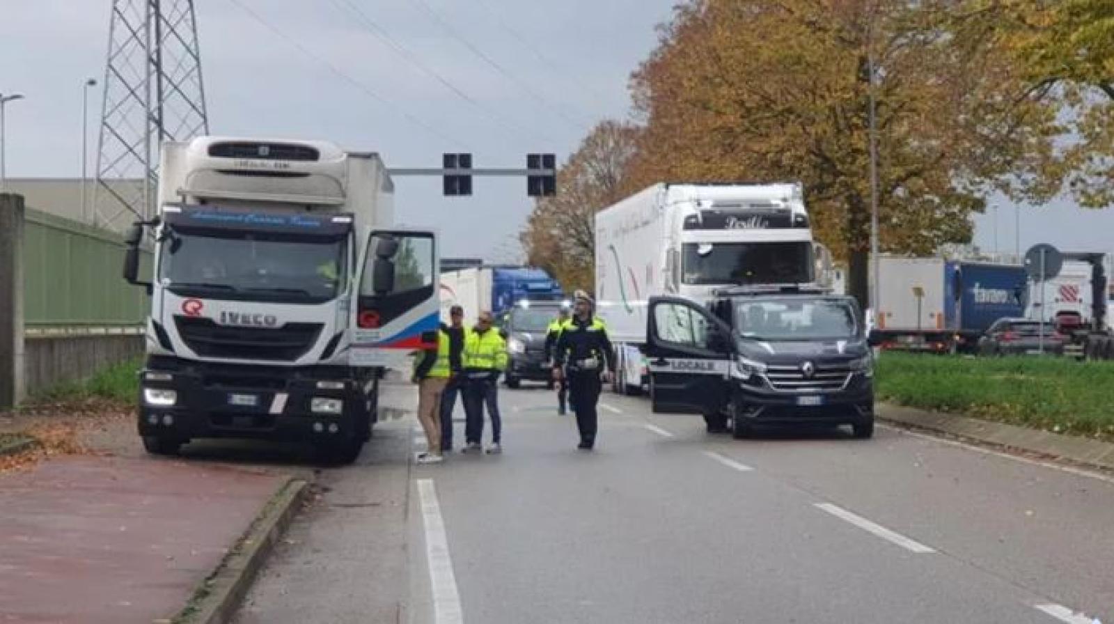 69enne travolto e ucciso da due camion, 