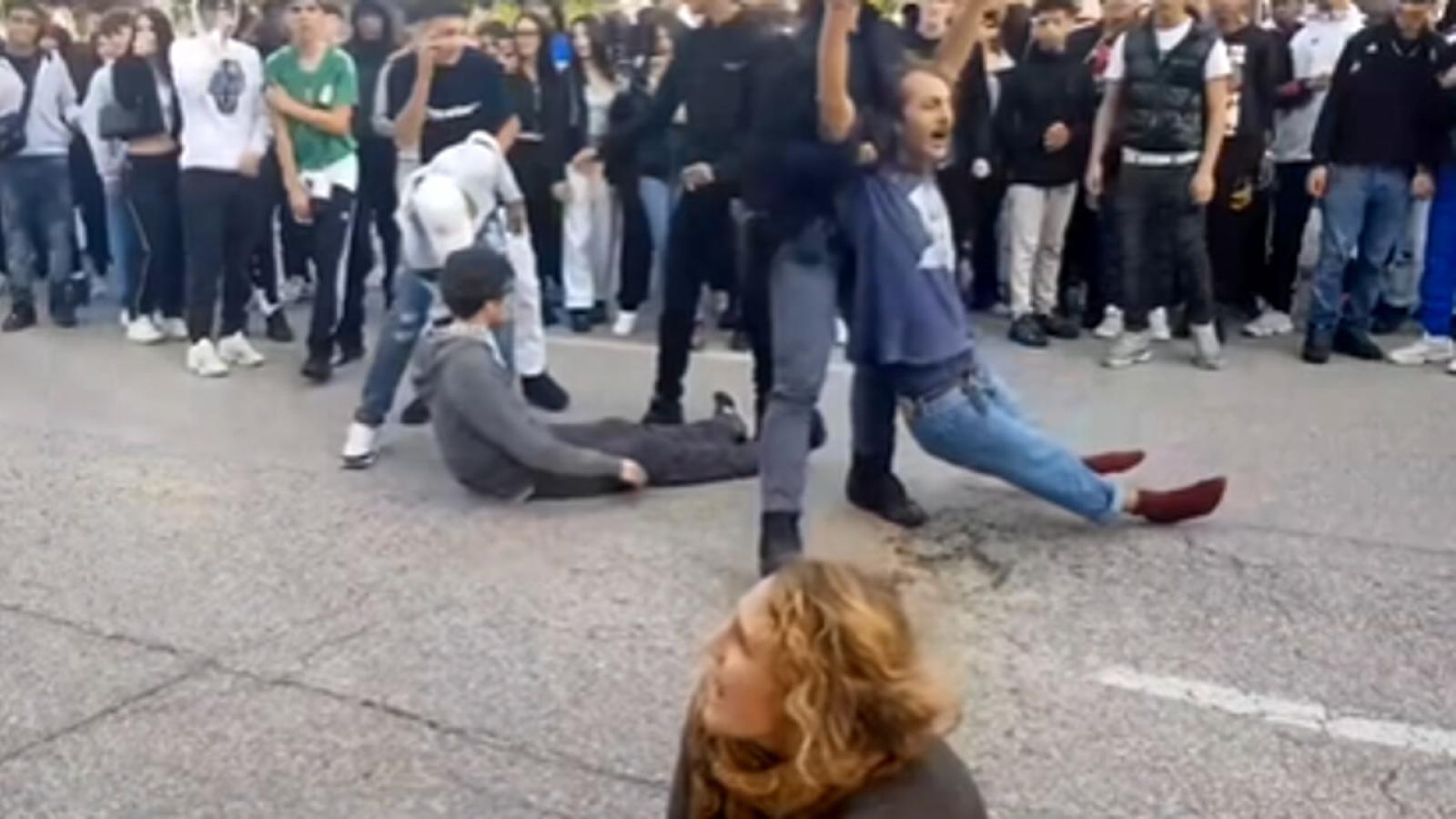 Bloccano il traffico per protesta, la gente li trascina via