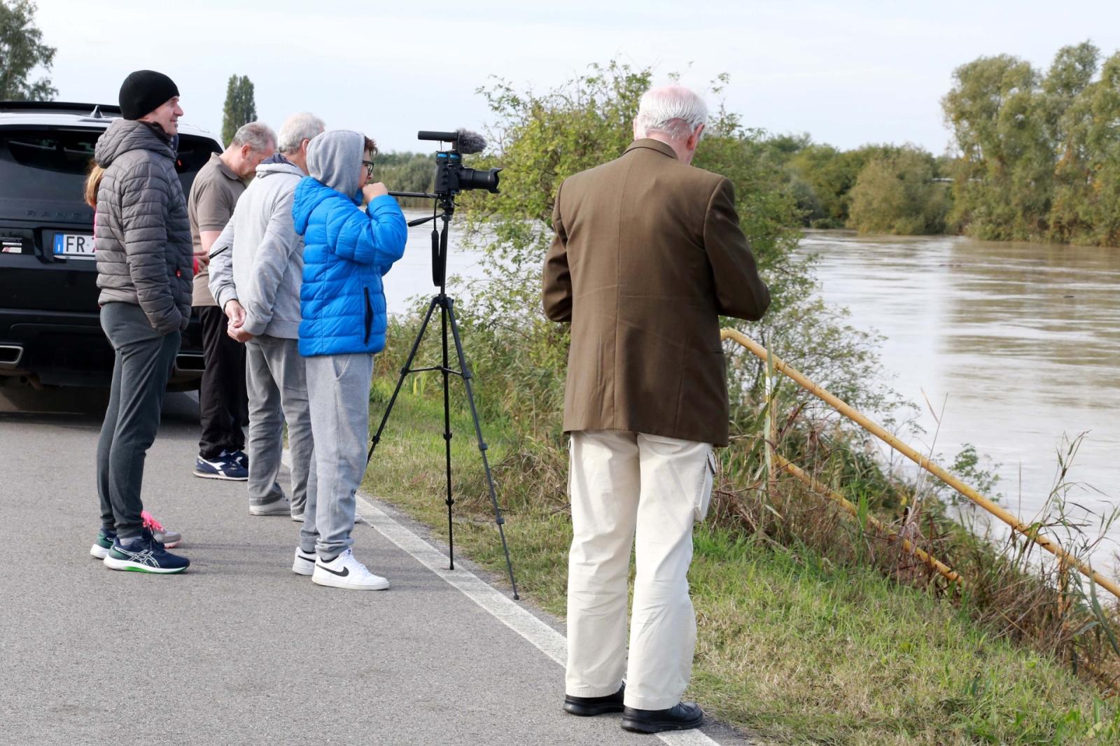 Piena, &ldquo;spettacolo&rdquo; sull'Adige ma senza danni