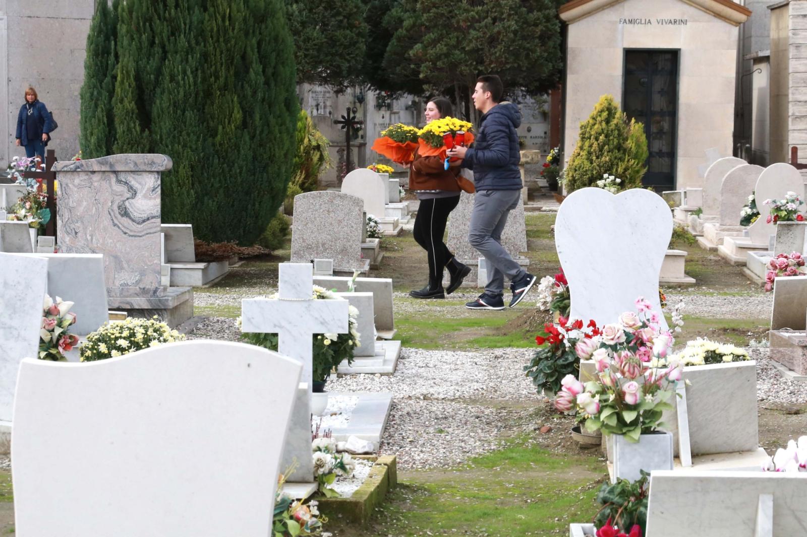 Defunti, 2 novembre la messa del vescovo