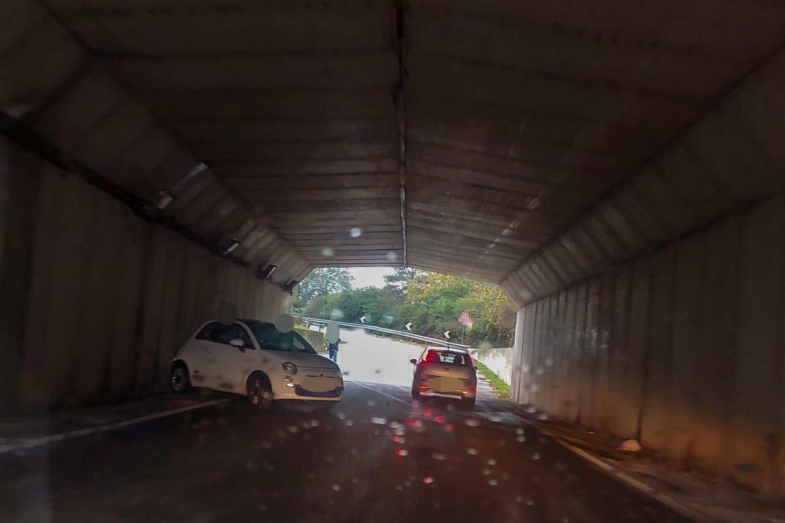 Paura all'alba, schianto al sottopasso