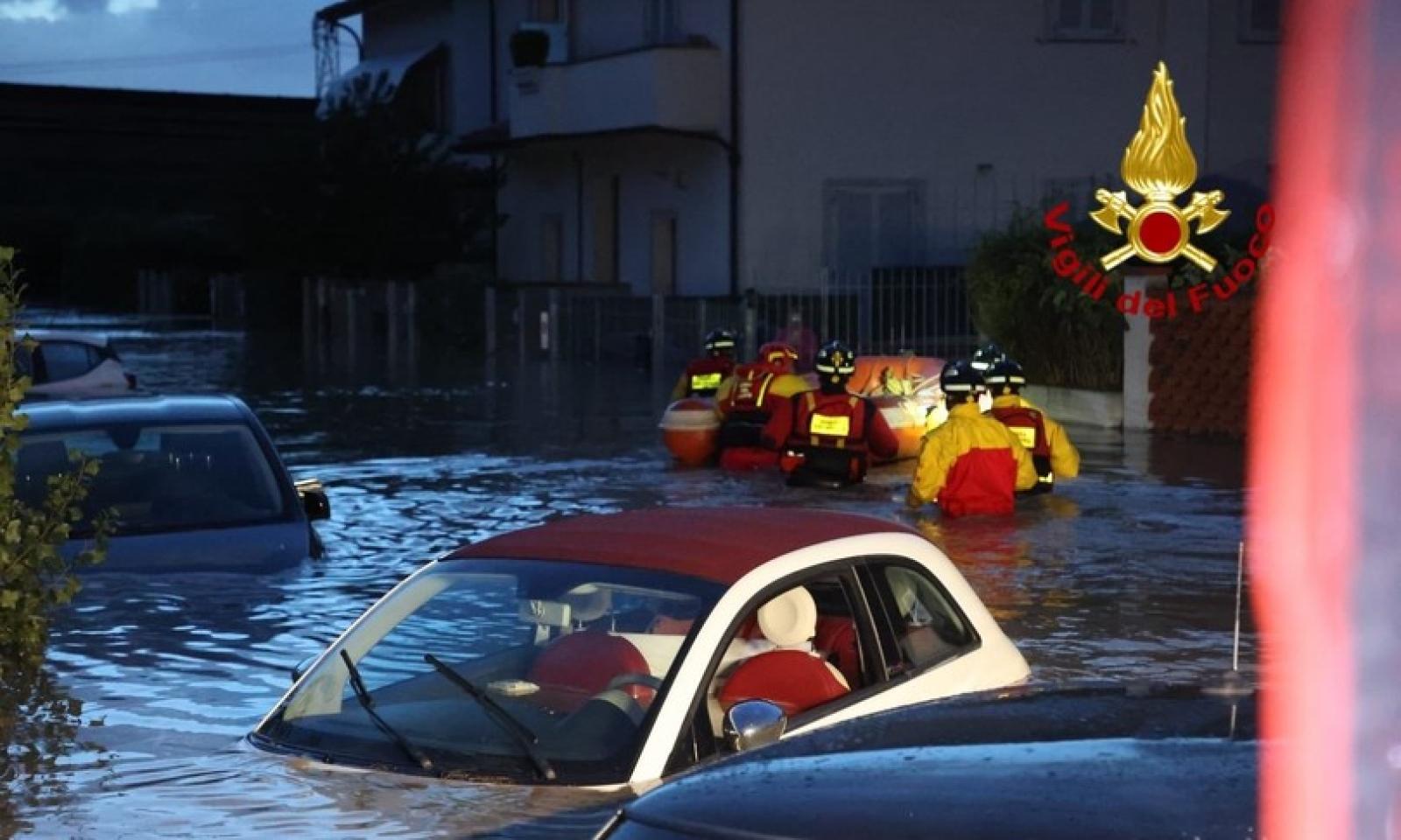 In 2 ore la pioggia di 2 mesi: 5 morti, catastrofe in Toscana
