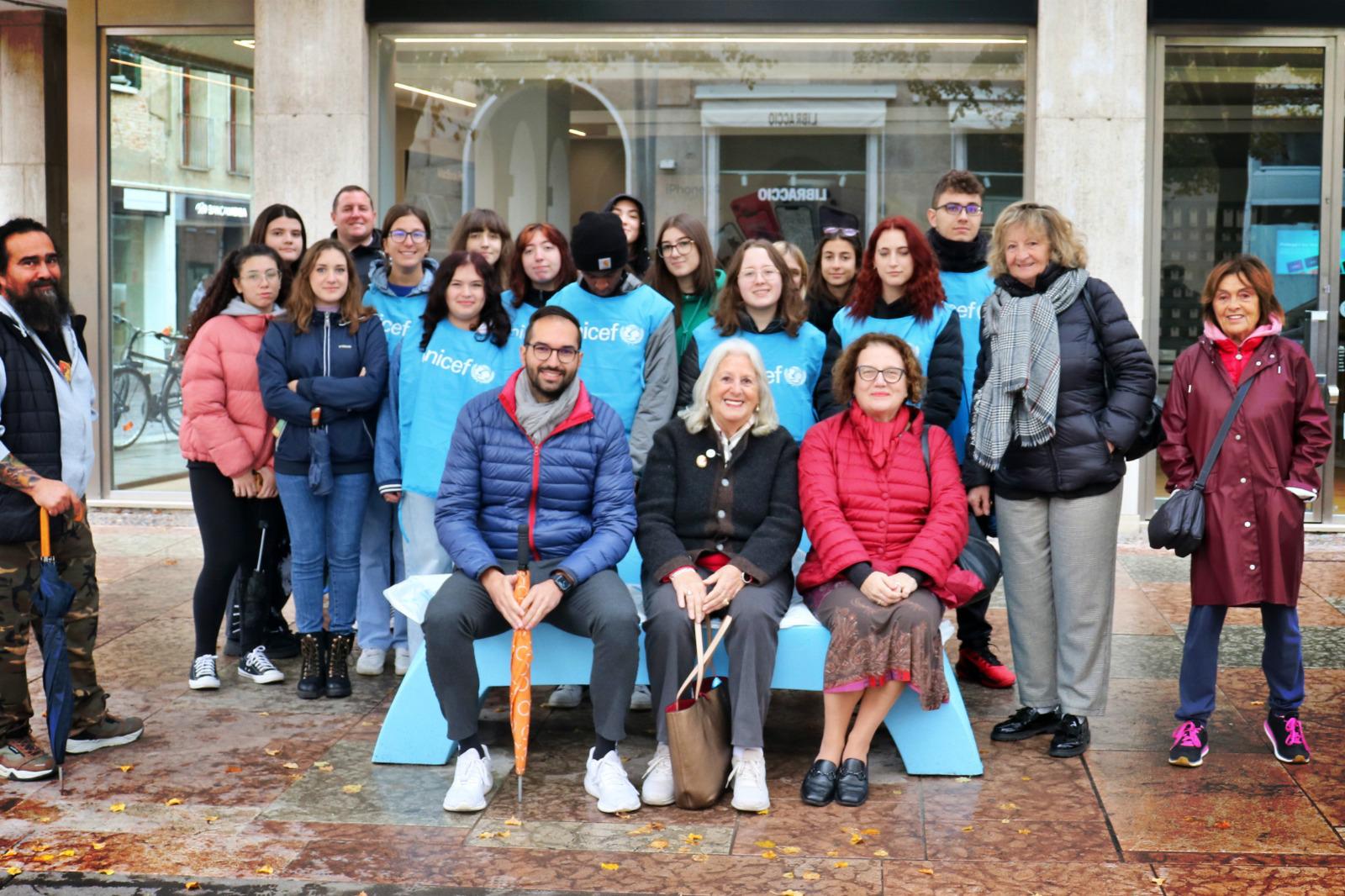 Una panchina blu per ricordare l'impegno di Unicef