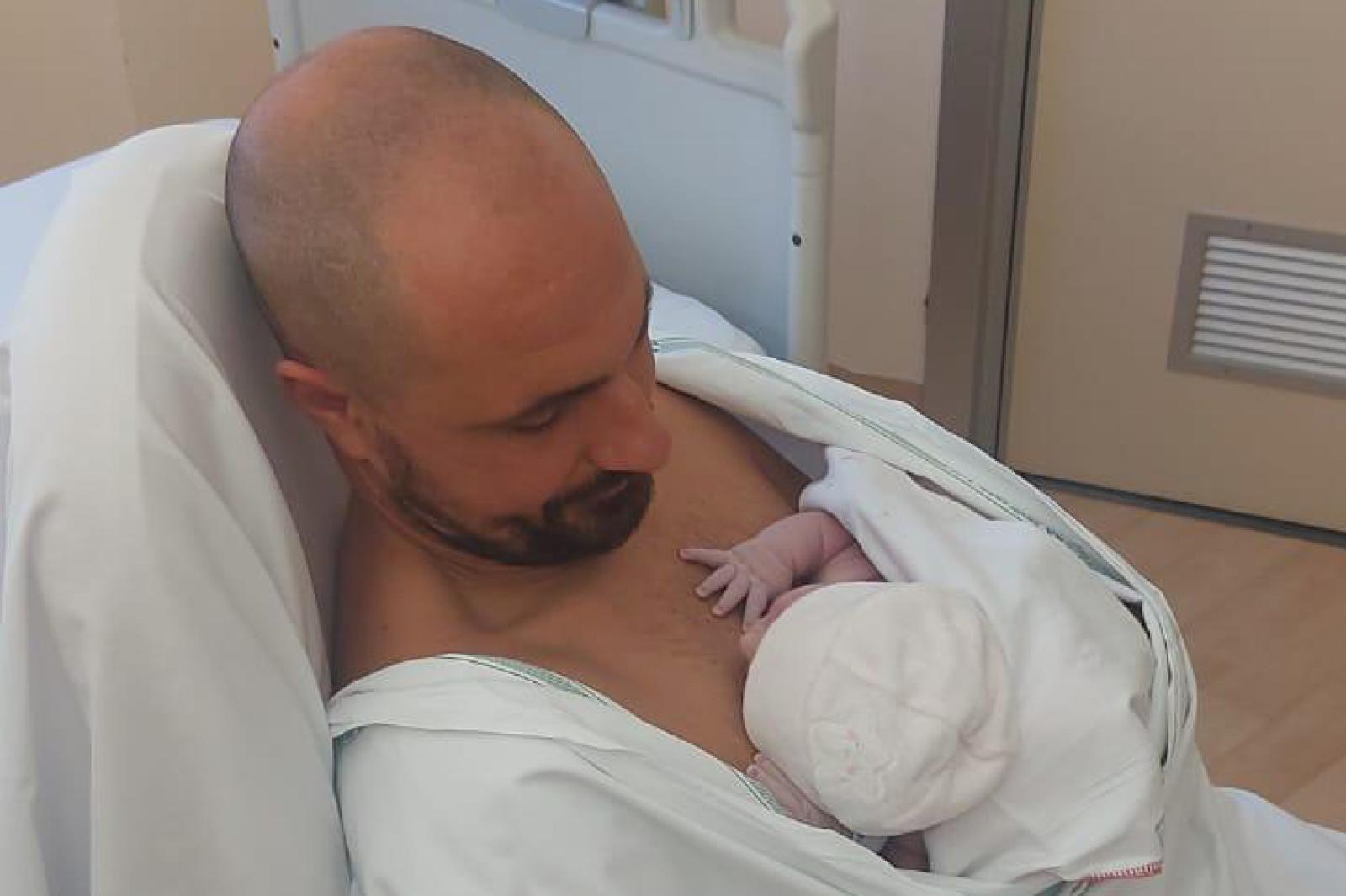 Anche pap&agrave; pelle a pelle con la neonata