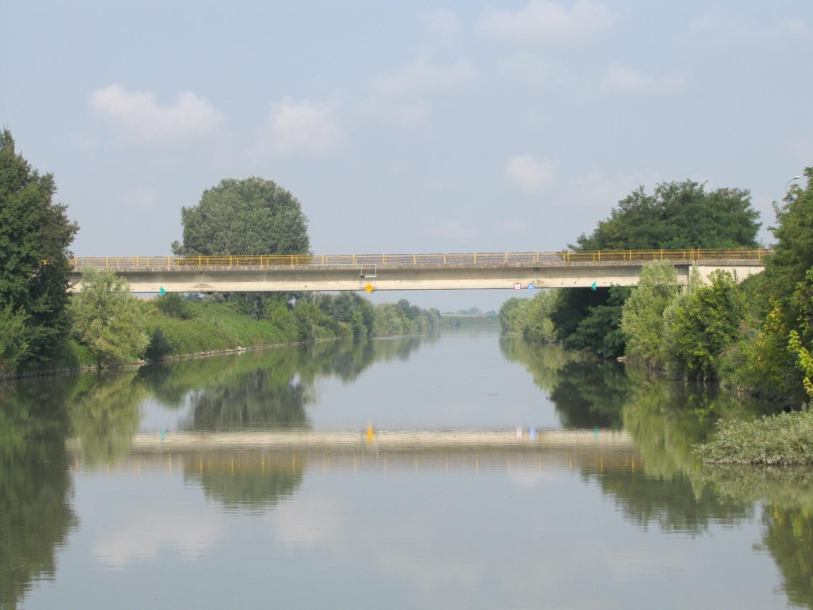 Operaio muore sul ponte per Castelnovo Bariano