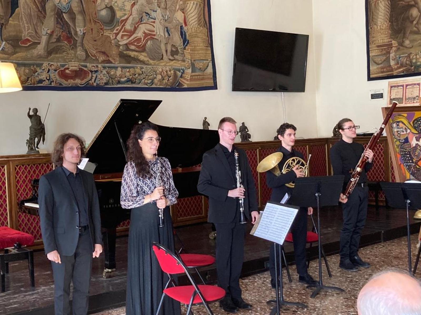 Musica e Poesia: Un magico incontro letterario tra le note