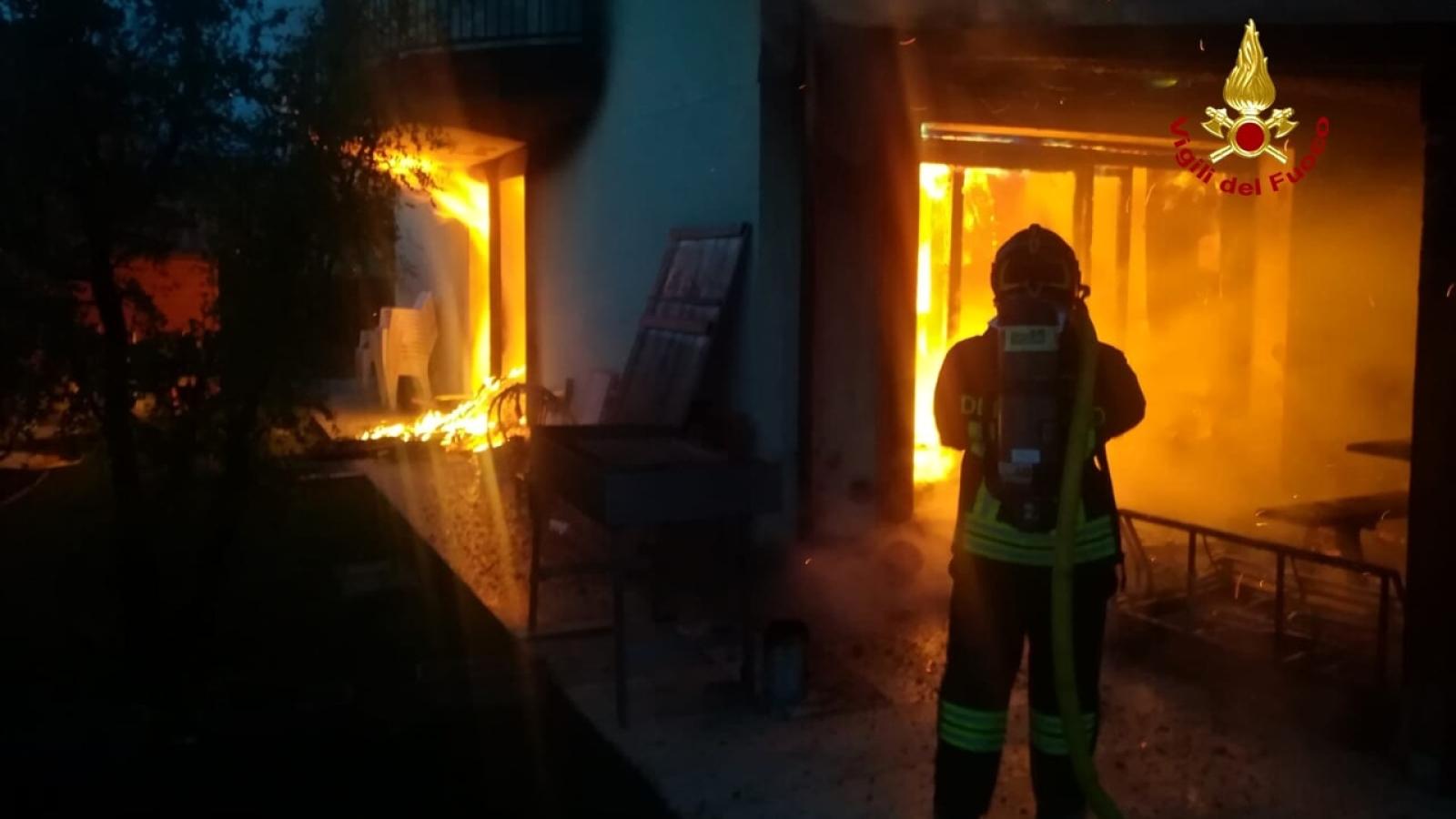 Fiamme e famiglia sfollata