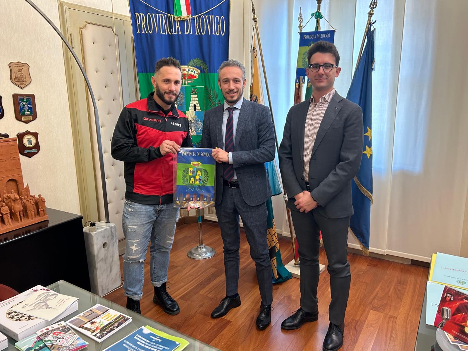 Un premio al bomber che ha salvato una vita