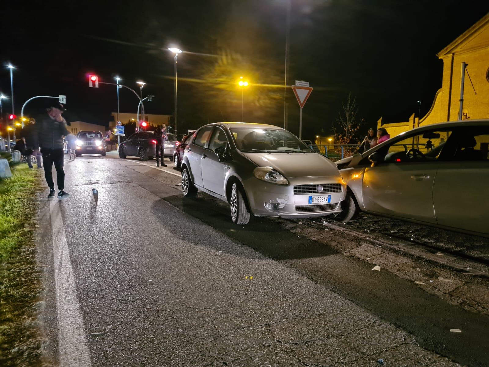 Schianto tra due auto: travolta un'anziana in bici