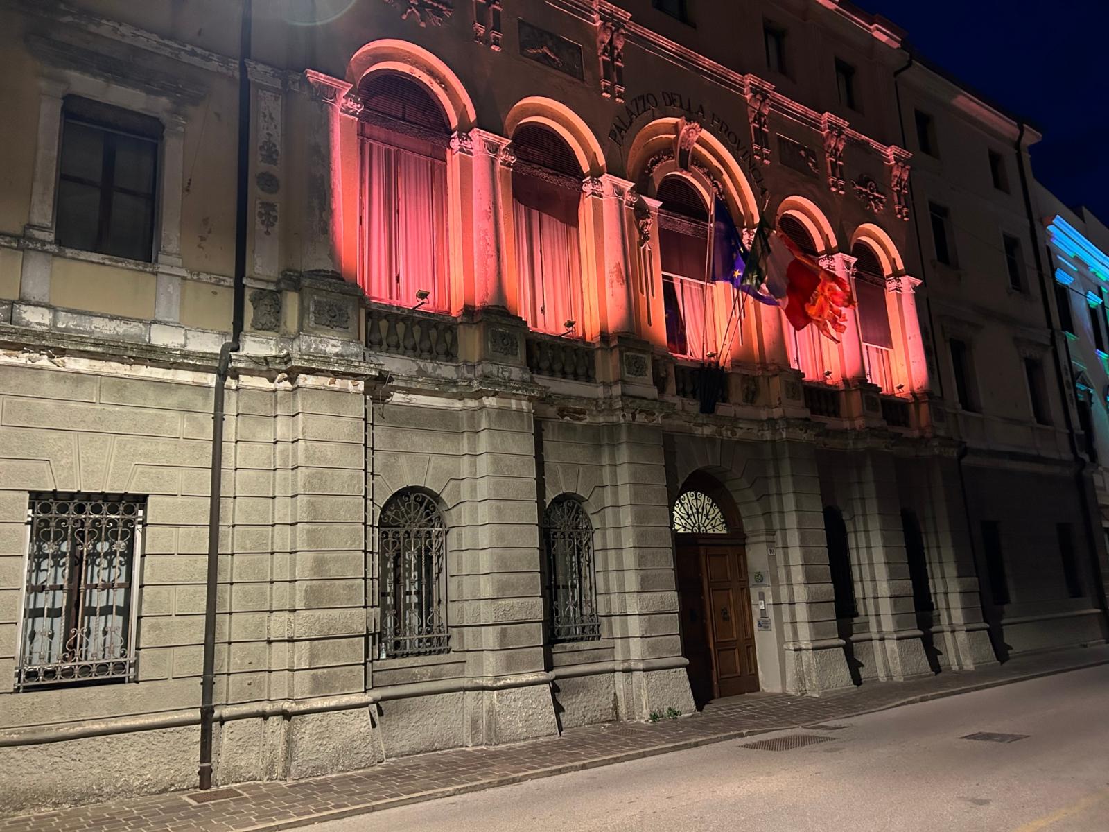 La Provincia di Rovigo si tinge di rosso contro la violenza di genere in anticipo