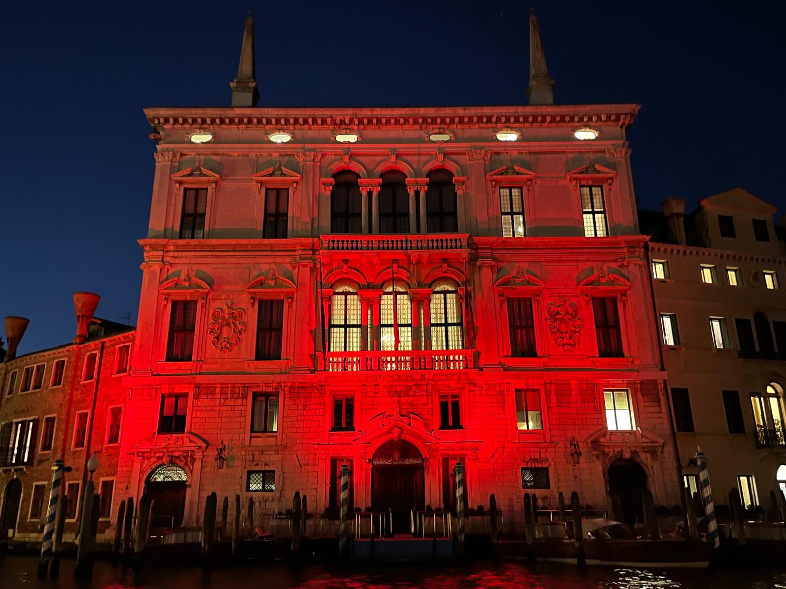 Violenza sulle donne, palazzo Balbi si tinge di rosso