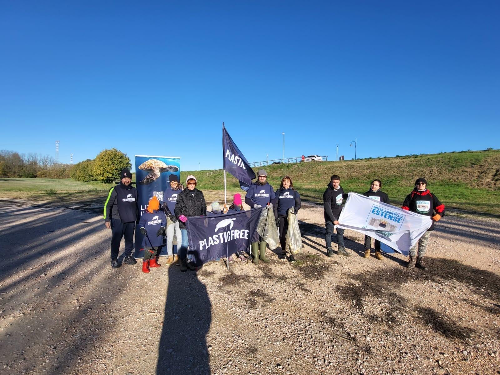 I volontari di Plastic Free rimuovono 300 chilogrammi di rifiuti