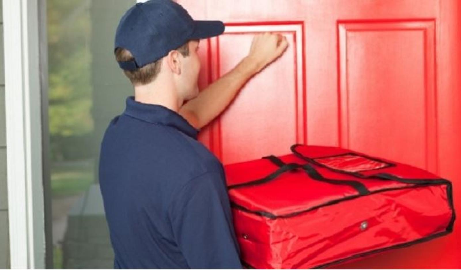 Apre la porta al fattorino, si ritrova il collega che era in malattia