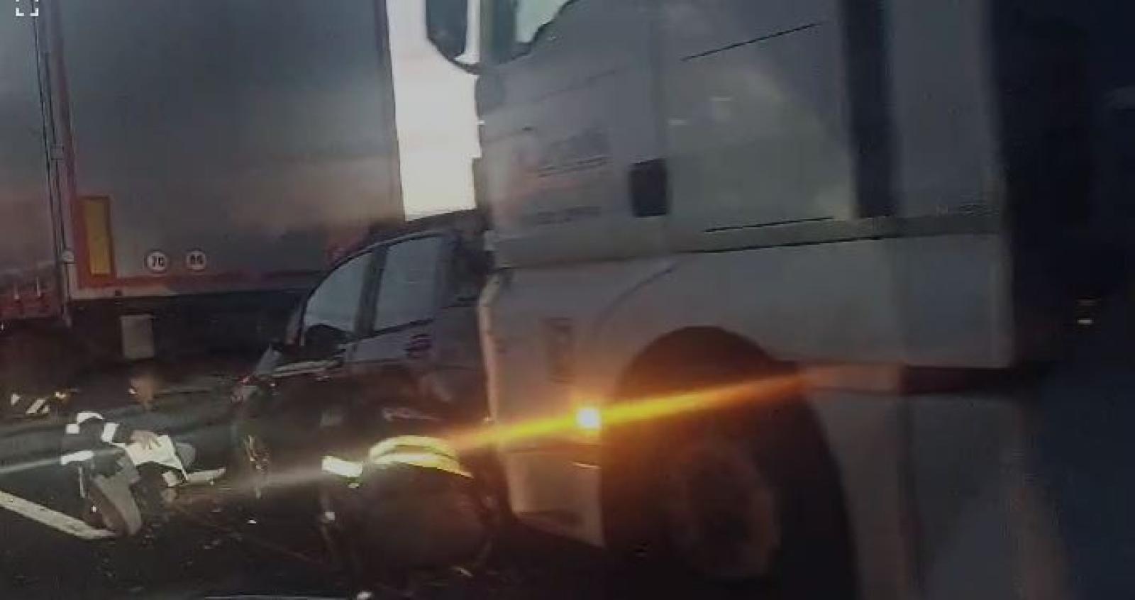 Auto schiacciata tra due camion