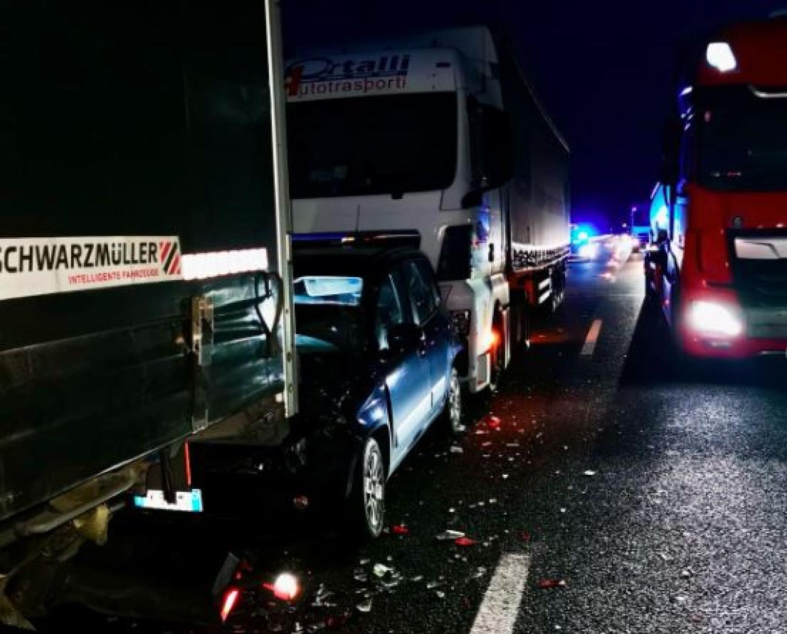 Auto schiacciata tra due camion