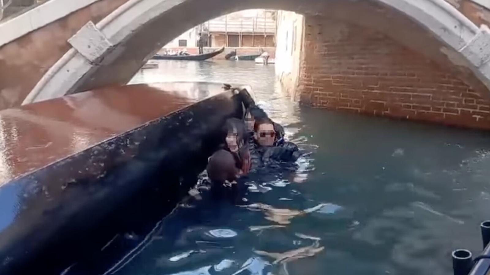 Turisti fanno rovesciare la gondola per una foto