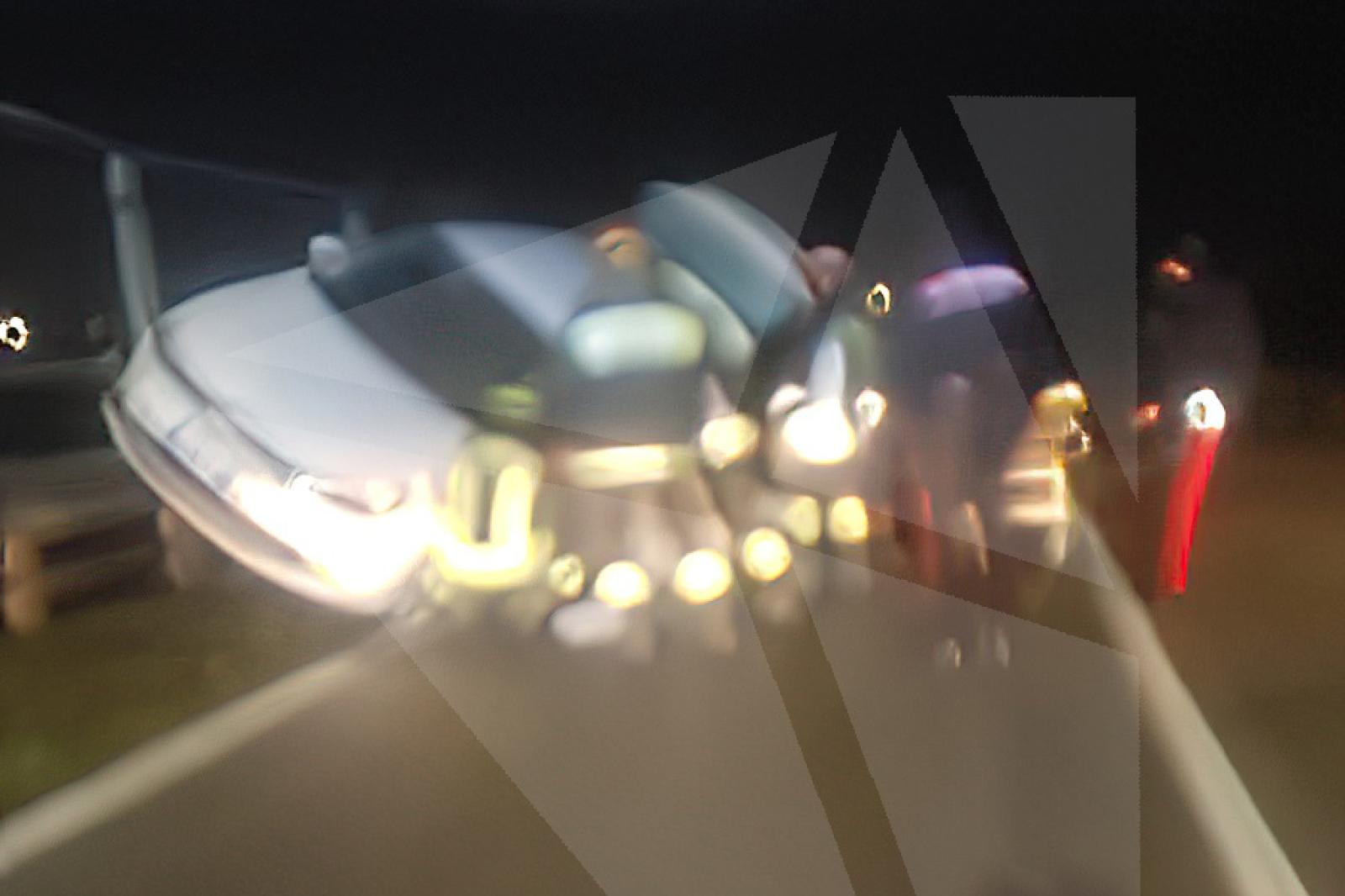 Esce per comprare il pane e si ribalta sul ponte: illeso