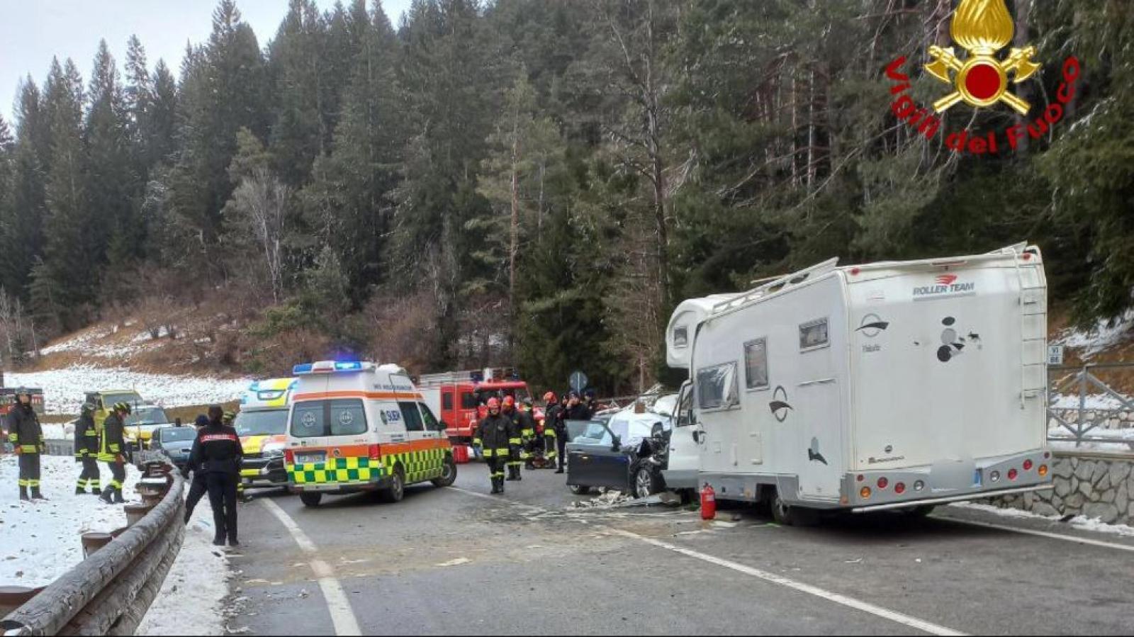 Mini finisce sotto un camper, muore una 71enne