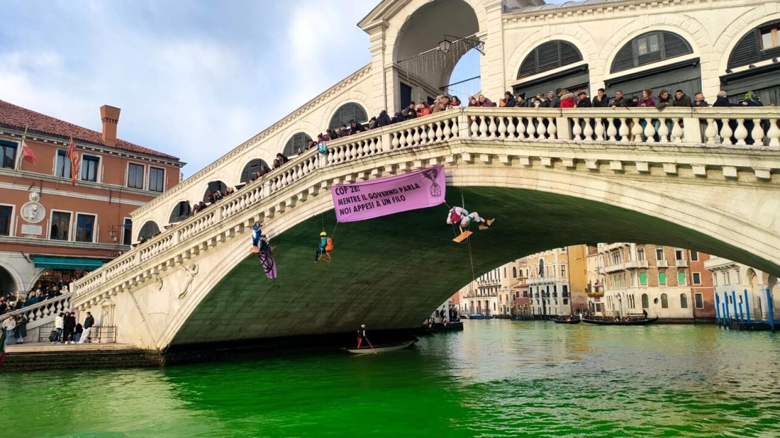 Blitz ambientalista, il Canalgrande diventa verde