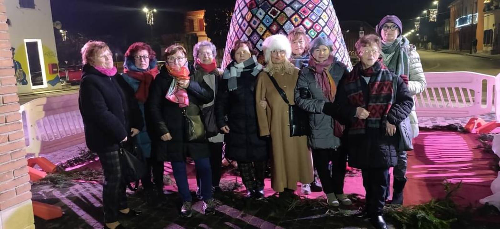 L'albero all'uncinetto illumina la piazza di Castelmassa