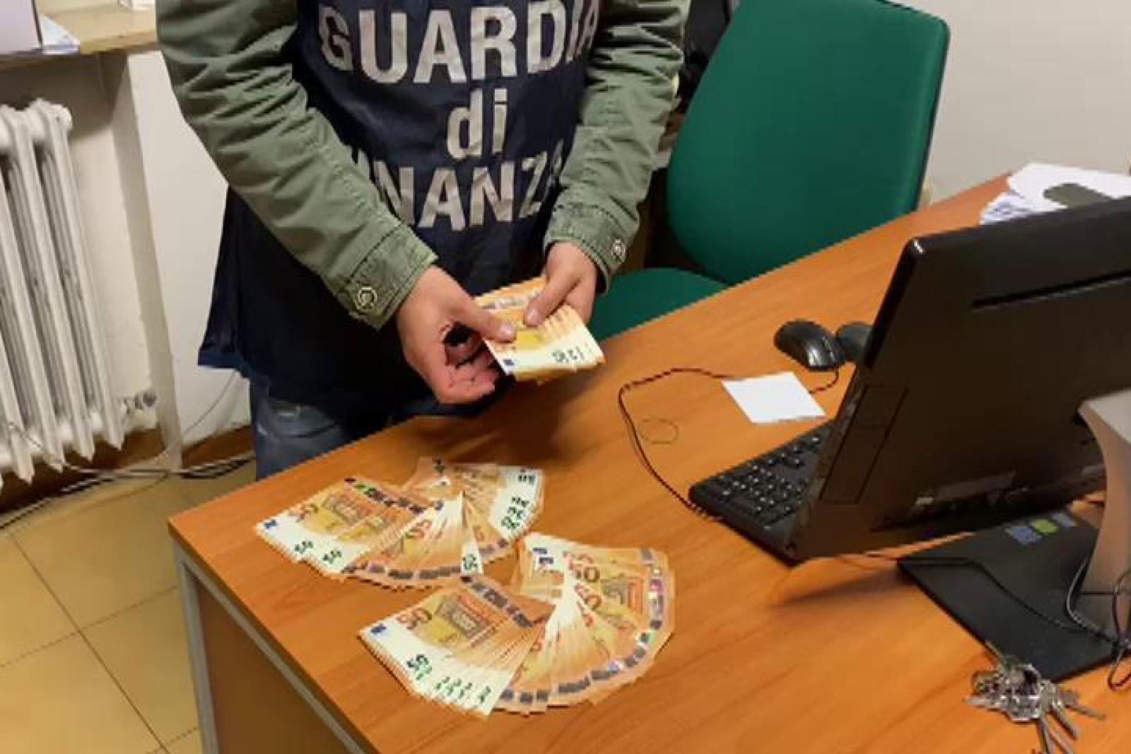 14 ore al giorno al lavoro, senza riposo dormendo nel capannone