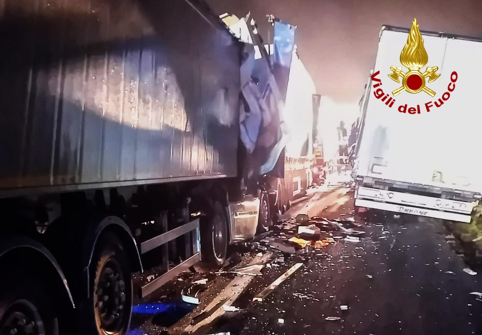 Inferno in A4, schianto tra 5 camion, un morto