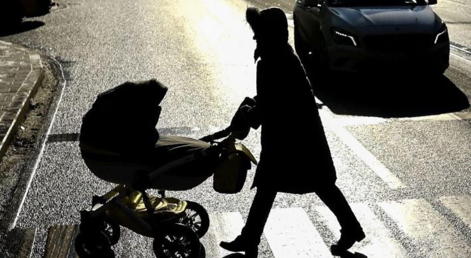 Investe il passeggino e scappa