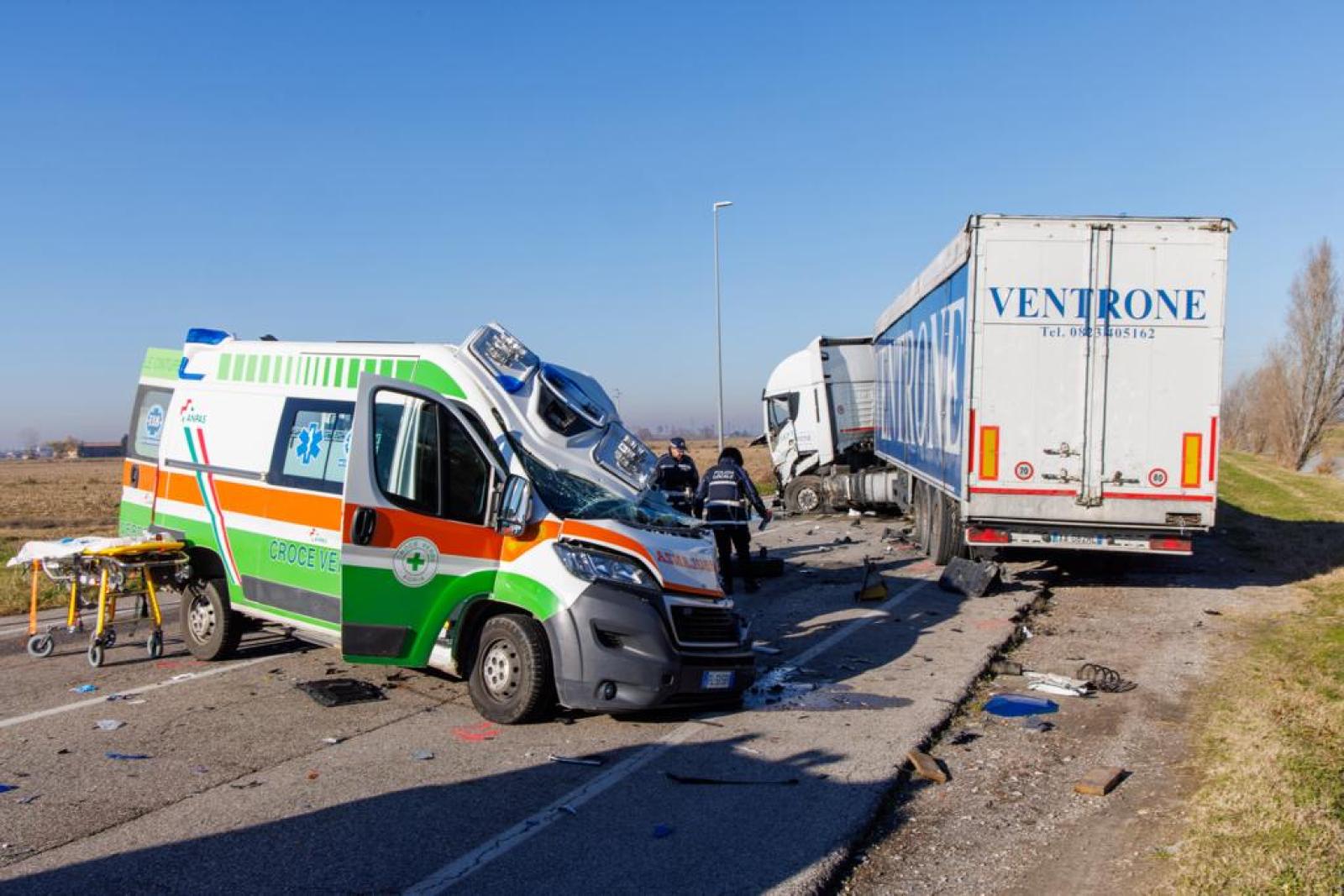 Camion contro ambulanza, quattro feriti