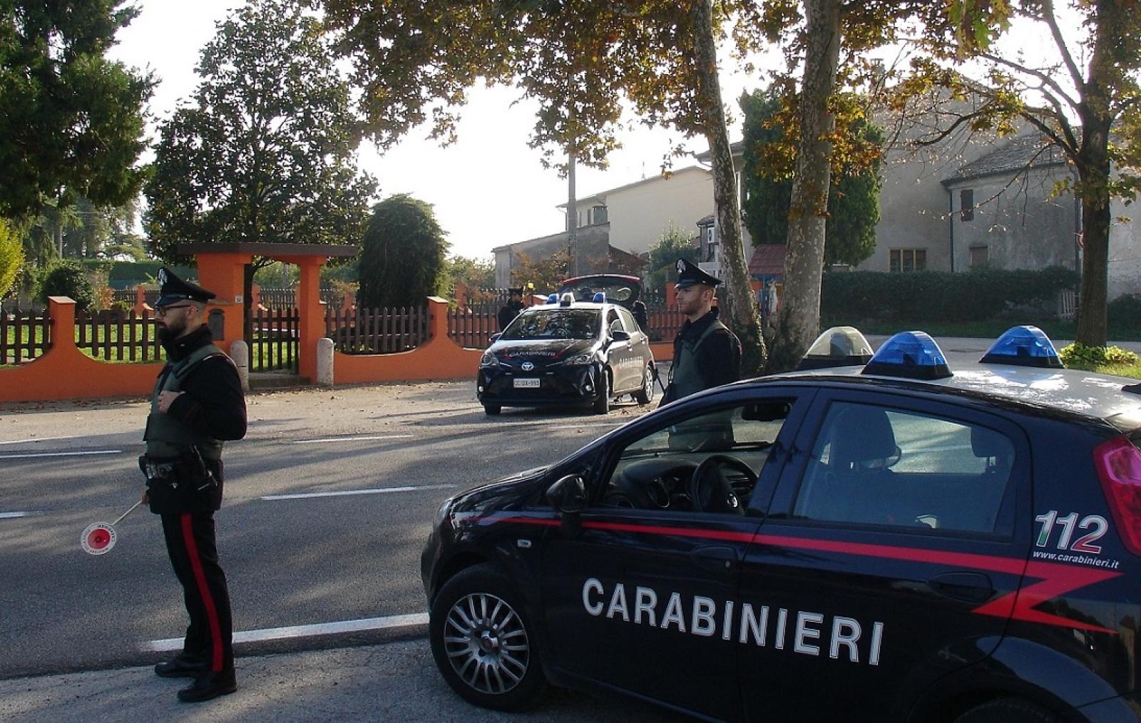 Perseguita marito e figli, arrestata