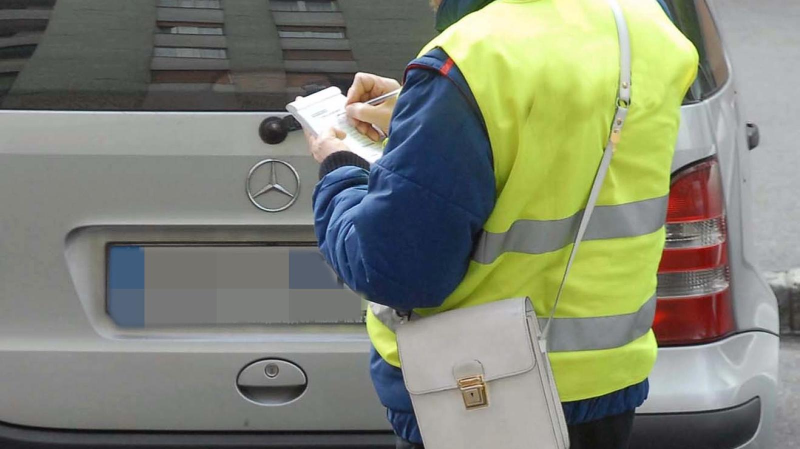 "Multato mentre stavo cambiando i soldi per il parcometro"