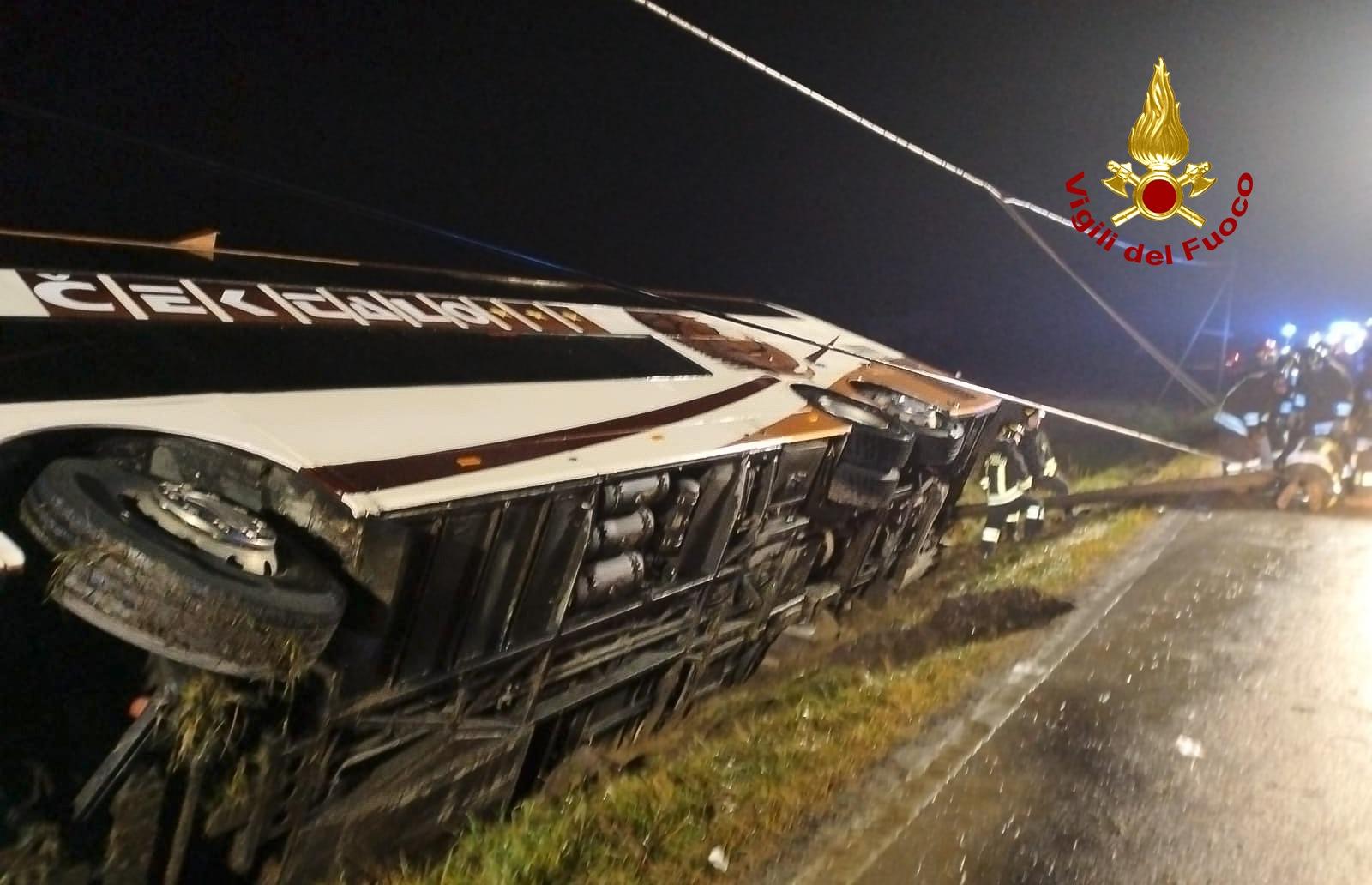 Pullman si capotta, 30 feriti