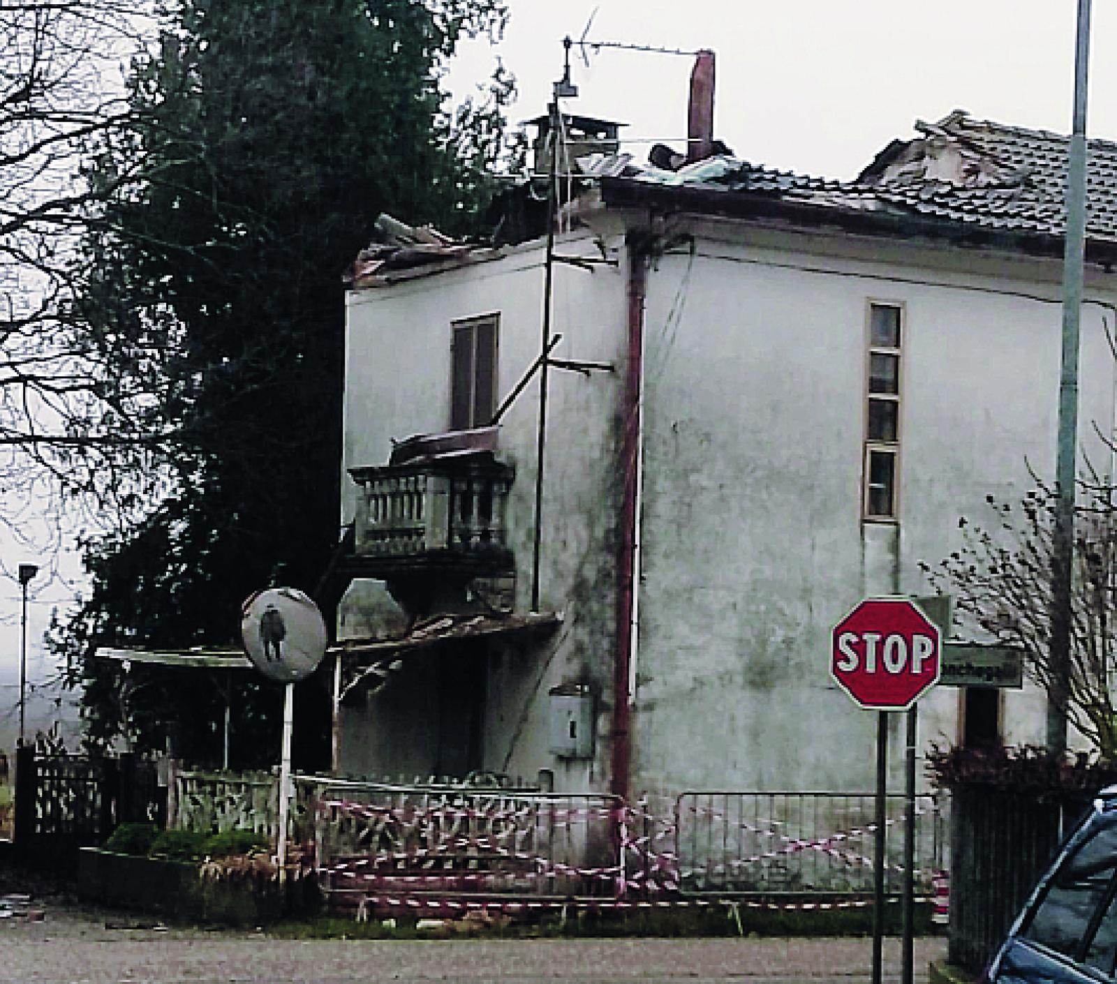 Crolla il tetto di una casa abbandonata
