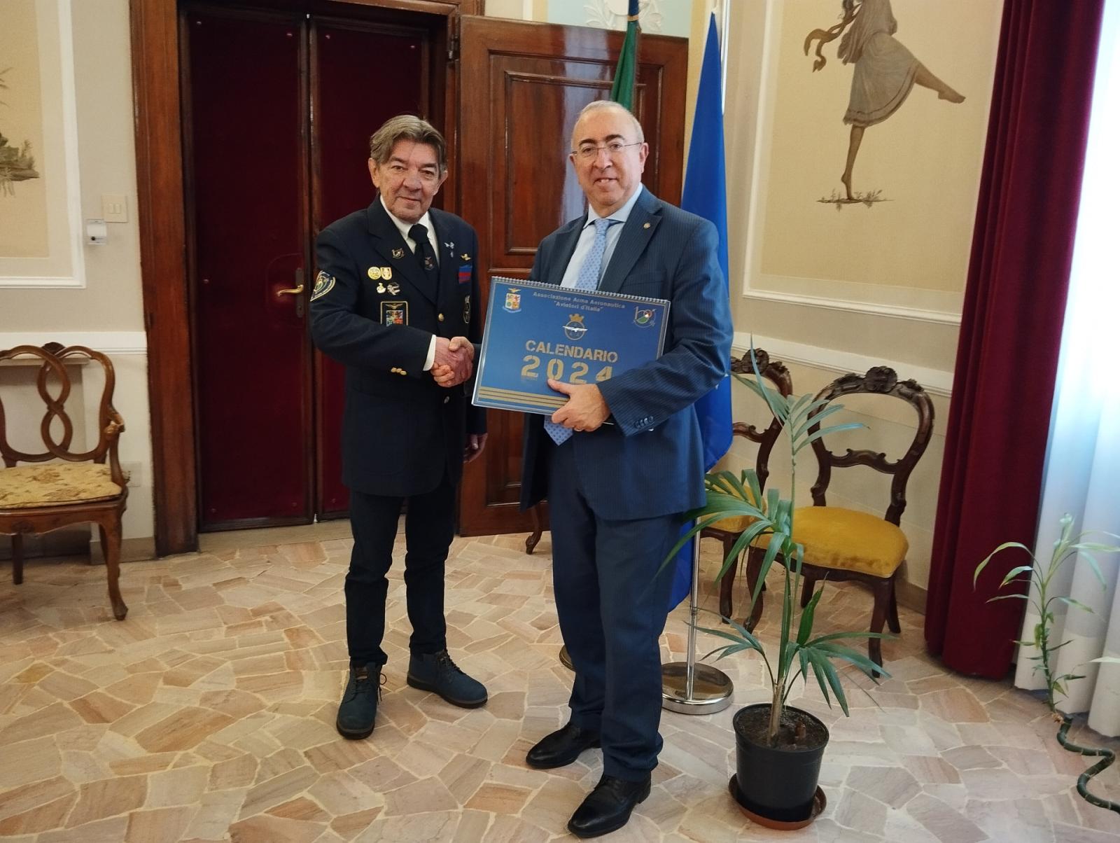 Il Prefetto accoglie il presidente dell'associazione arma Aeronautica Militare