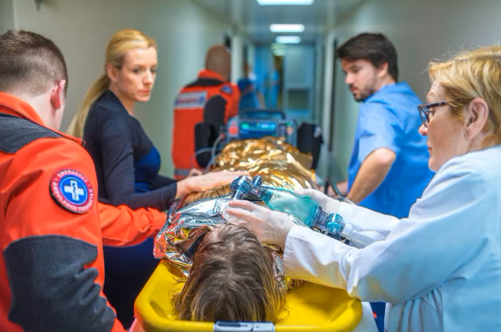 Con l'auto nel fosso ci rimane tutta la notte, va in ipotermia