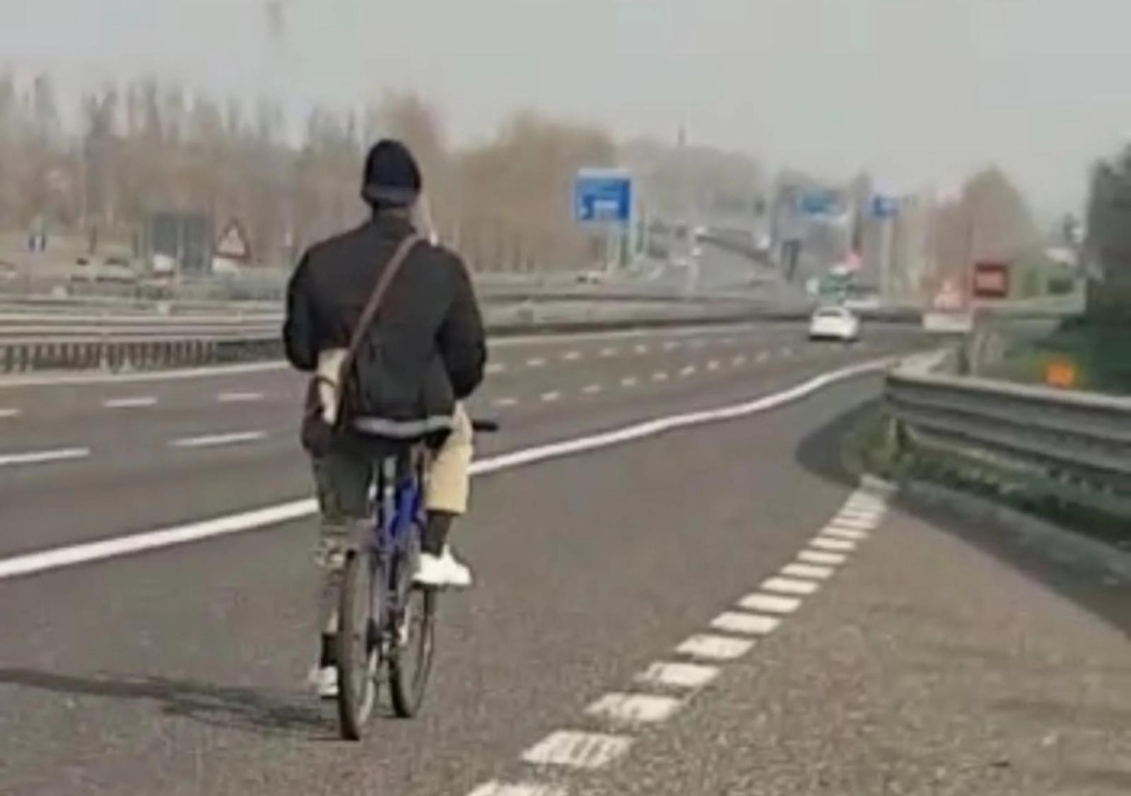 In bici in autostrada: fermato e salvato