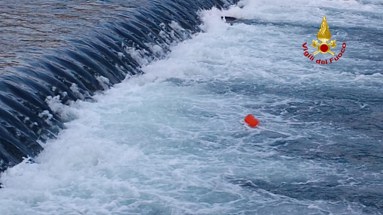 Si lancia per salvare una vita: rischia la sua, ma riesce