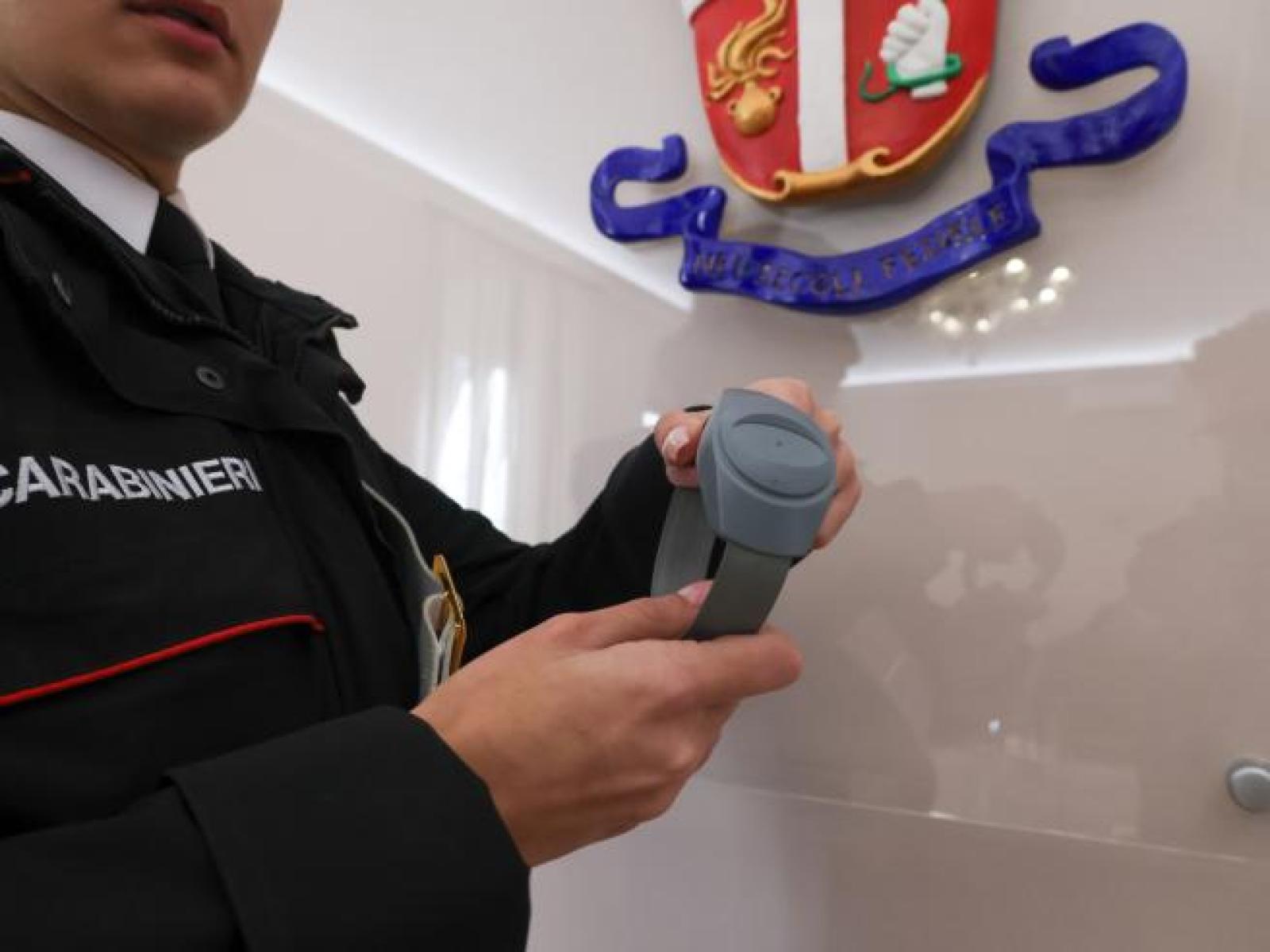 Lei lo lascia, lui diffonde i video hard: arresto e braccialetto elettronico