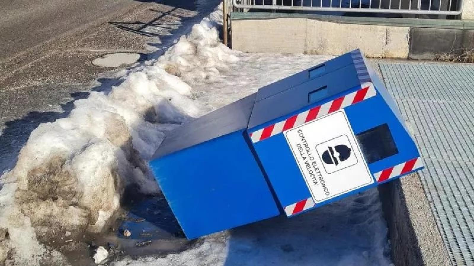 Velobox divelto, nel punto in cui morirono tre persone