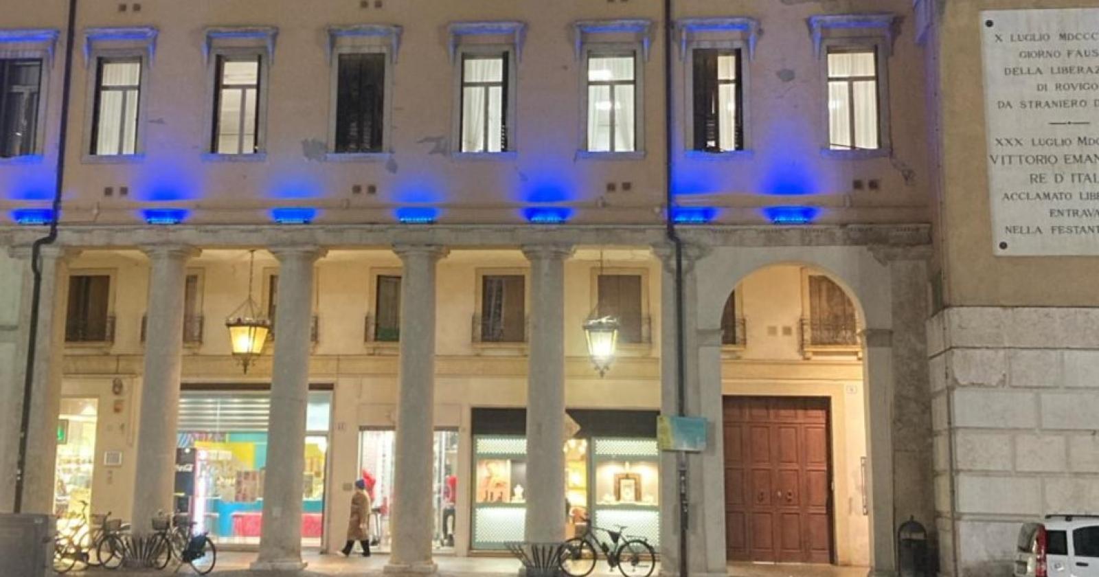 Palazzo Nodari si illumina di blu