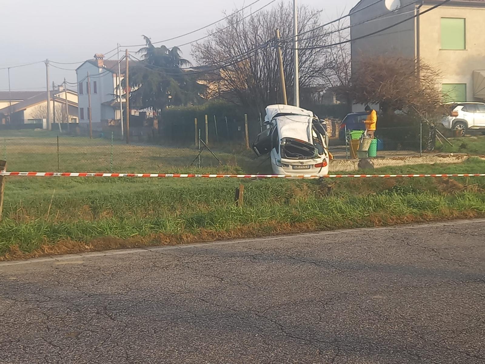 Auto "vola" sull'Adigetto e si pianta sull'altra sponda