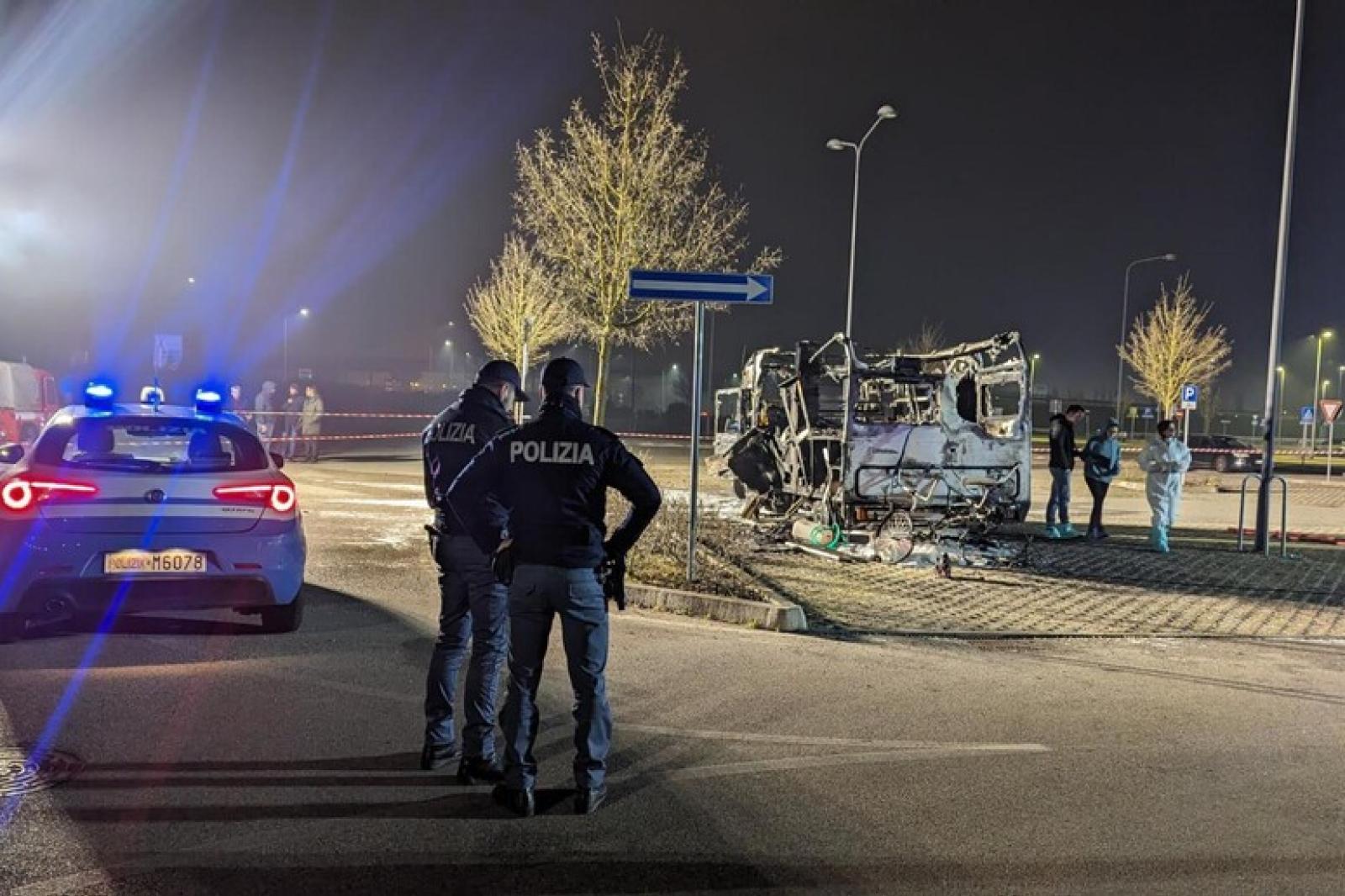 Madre e figlio morti carbonizzati nel rogo del camper