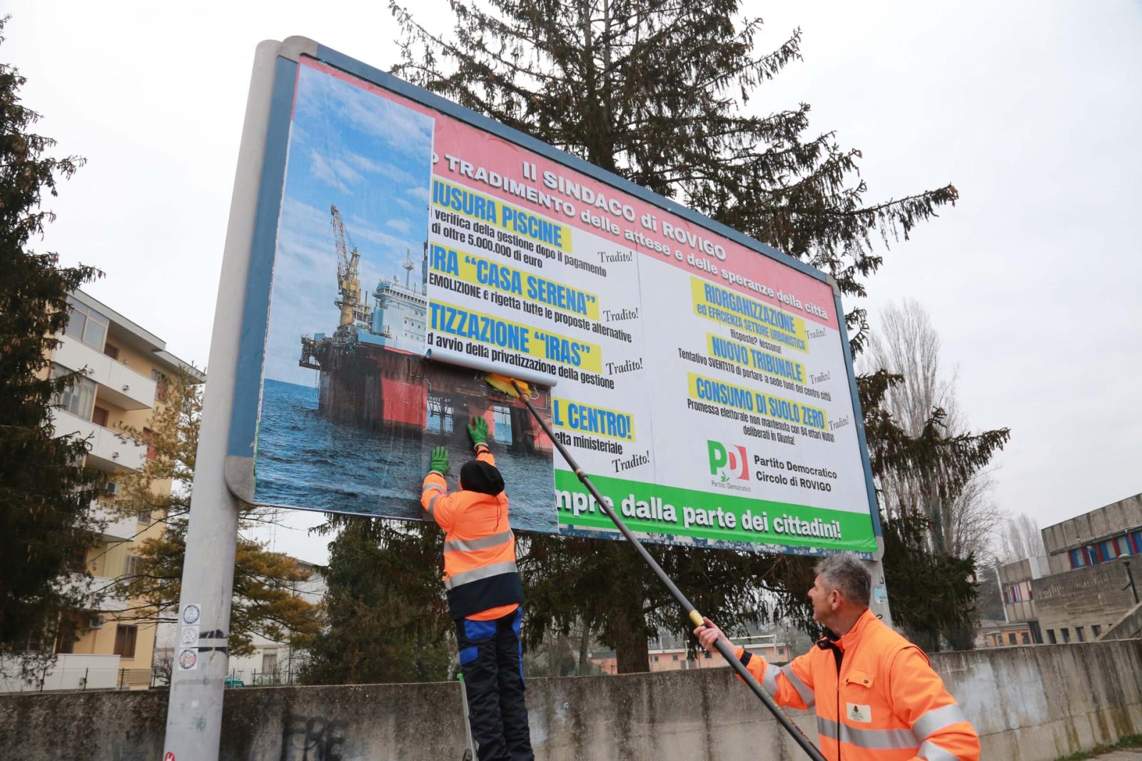 Il Pd copre i manifesti dello "scandalo"